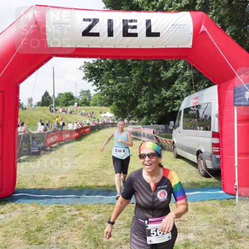 21.06.2025 - 27. Vierlanden-Triathlon MichiJ http://msf.ph/oto/8026177 15.06.2026 11:57:45 Ziel 478, 563 meine-sportfotos.de