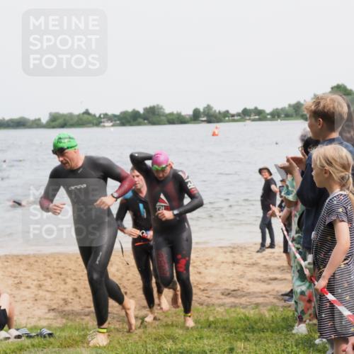 21.06.2025 - 27. Vierlanden-Triathlon MichiJ http://msf.ph/oto/8026194 15.06.2026 10:57:01 Schwimmen 654, 688, 711, 718 meine-sportfotos.de