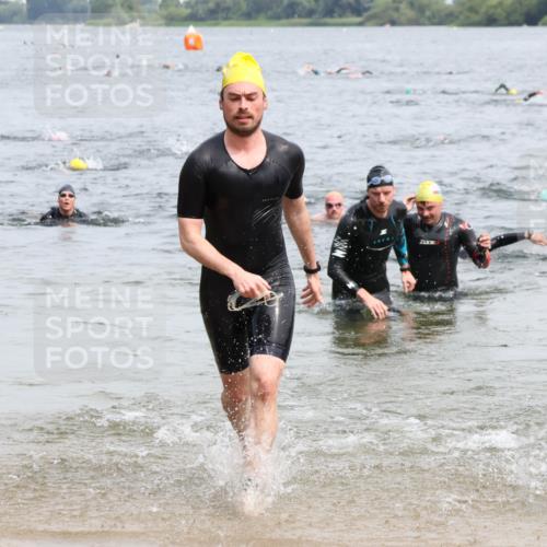 15.06.2025 - 27. Vierlanden-Triathlon Lena Gebhardt http://msf.ph/oto/8026215 15.06.2025 10:58:14 Schwimmen 640, 710, 762, 769 meine-sportfotos.de