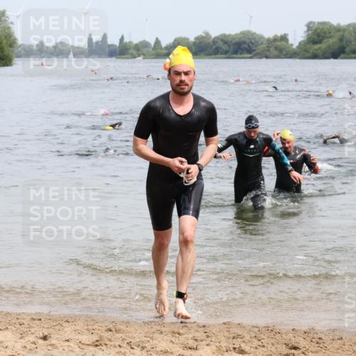 15.06.2025 - 27. Vierlanden-Triathlon Lena Gebhardt http://msf.ph/oto/8026229 15.06.2025 10:58:15 Schwimmen 710, 762, 769 meine-sportfotos.de