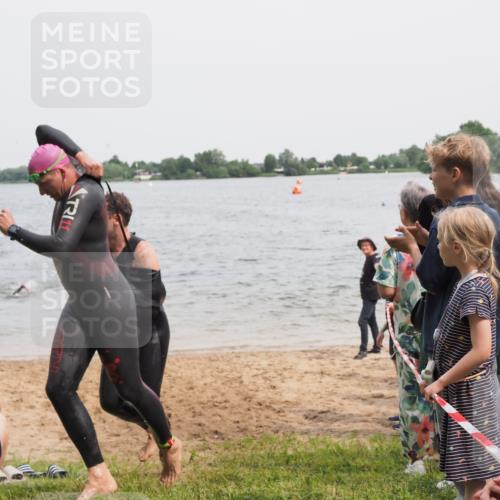 21.06.2025 - 27. Vierlanden-Triathlon MichiJ http://msf.ph/oto/8026230 15.06.2026 10:57:02 Schwimmen 654, 688, 711, 718 meine-sportfotos.de
