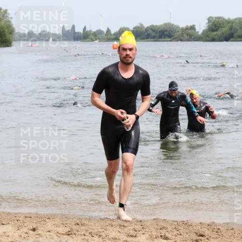 15.06.2025 - 27. Vierlanden-Triathlon Lena Gebhardt http://msf.ph/oto/8026240 15.06.2025 10:58:15 Schwimmen 710, 762, 769 meine-sportfotos.de