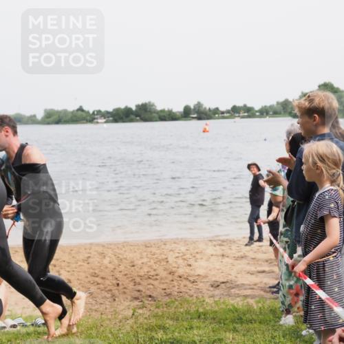 21.06.2025 - 27. Vierlanden-Triathlon MichiJ http://msf.ph/oto/8026243 15.06.2026 10:57:02 Schwimmen 654, 688, 711, 718 meine-sportfotos.de