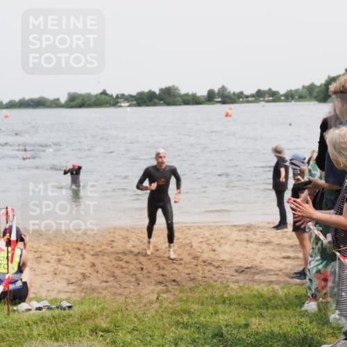 21.06.2025 - 27. Vierlanden-Triathlon MichiJ http://msf.ph/oto/8026249 15.06.2026 10:57:12 Schwimmen 692, 697 meine-sportfotos.de