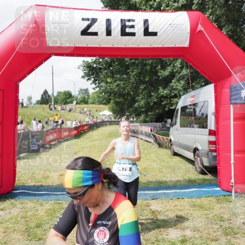 21.06.2025 - 27. Vierlanden-Triathlon MichiJ http://msf.ph/oto/8026262 15.06.2026 11:57:46 Ziel 478, 563 meine-sportfotos.de