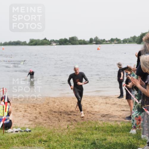 21.06.2025 - 27. Vierlanden-Triathlon MichiJ http://msf.ph/oto/8026268 15.06.2026 10:57:13 Schwimmen 692, 697 meine-sportfotos.de