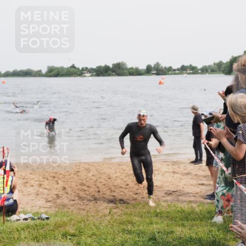 21.06.2025 - 27. Vierlanden-Triathlon MichiJ http://msf.ph/oto/8026286 15.06.2026 10:57:13 Schwimmen 692, 697 meine-sportfotos.de