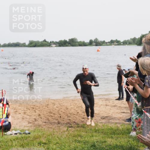21.06.2025 - 27. Vierlanden-Triathlon MichiJ http://msf.ph/oto/8026291 15.06.2026 10:57:13 Schwimmen 692, 697 meine-sportfotos.de