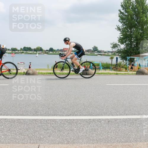 21.06.2025 - 27. Vierlanden-Triathlon H.Heesch http://msf.ph/oto/8026294 15.06.2025 12:11:32 Radfahren 705, 806, 1024, 1025, 1026, 1027 meine-sportfotos.de