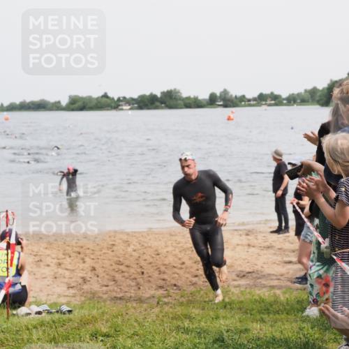 21.06.2025 - 27. Vierlanden-Triathlon MichiJ http://msf.ph/oto/8026296 15.06.2026 10:57:14 Schwimmen 692, 697 meine-sportfotos.de