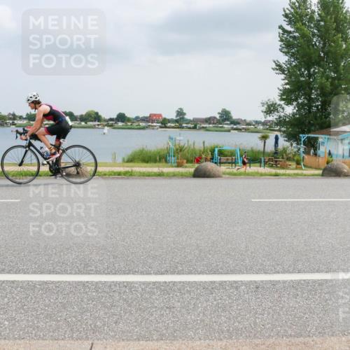 21.06.2025 - 27. Vierlanden-Triathlon H.Heesch http://msf.ph/oto/8026318 15.06.2025 12:11:36 Radfahren 740, 806, 901, 1024, 1025, 1026, 1027 meine-sportfotos.de