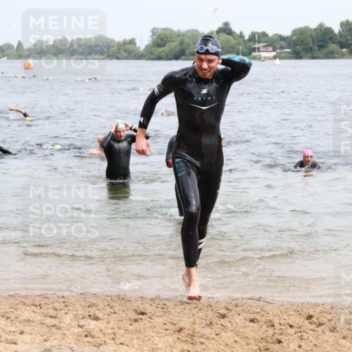 15.06.2025 - 27. Vierlanden-Triathlon Lena Gebhardt http://msf.ph/oto/8026325 15.06.2025 10:58:19 Schwimmen 643, 710, 741, 762, 769 meine-sportfotos.de