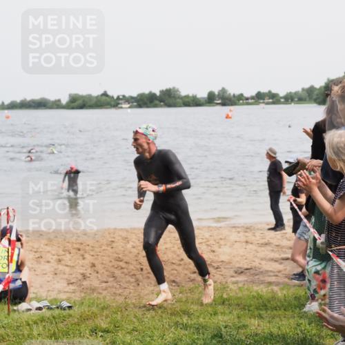 21.06.2025 - 27. Vierlanden-Triathlon MichiJ http://msf.ph/oto/8026331 15.06.2026 10:57:14 Schwimmen 692, 697 meine-sportfotos.de