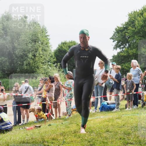 15.06.2025 - 27. Vierlanden-Triathlon KatJ http://msf.ph/oto/8026346 15.06.2025 10:59:45 Schwimmen 641, 668, 727 meine-sportfotos.de