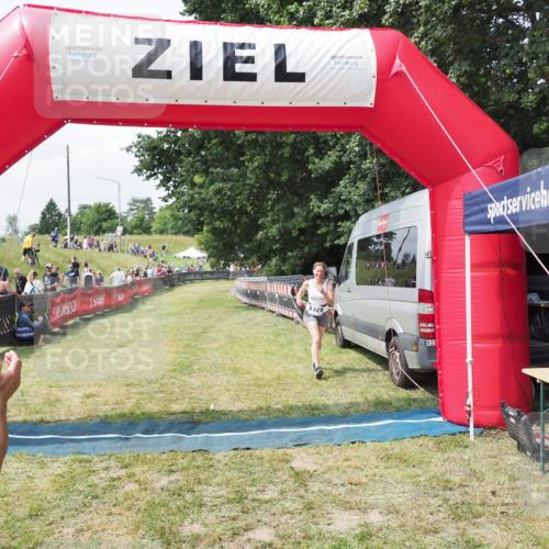 21.06.2025 - 27. Vierlanden-Triathlon MichiJ http://msf.ph/oto/8026348 15.06.2026 11:59:06 Ziel 574 meine-sportfotos.de