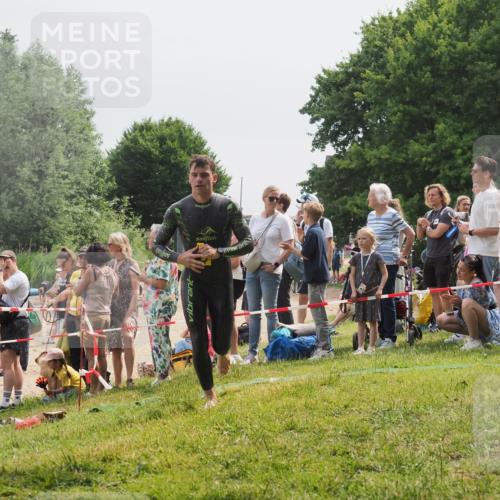 15.06.2025 - 27. Vierlanden-Triathlon KatJ http://msf.ph/oto/8026364 15.06.2025 10:59:49 Schwimmen 641, 727 meine-sportfotos.de
