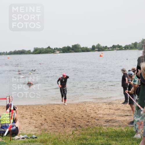 21.06.2025 - 27. Vierlanden-Triathlon MichiJ http://msf.ph/oto/8026366 15.06.2026 10:57:19 Schwimmen 692, 697 meine-sportfotos.de