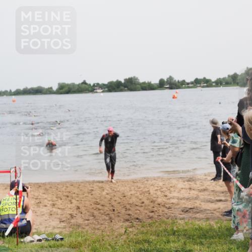 21.06.2025 - 27. Vierlanden-Triathlon MichiJ http://msf.ph/oto/8026371 15.06.2026 10:57:19 Schwimmen 692, 697 meine-sportfotos.de
