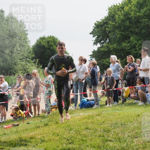 15.06.2025 - 27. Vierlanden-Triathlon KatJ http://msf.ph/oto/8026372 15.06.2025 10:59:49 Schwimmen 641, 727 meine-sportfotos.de