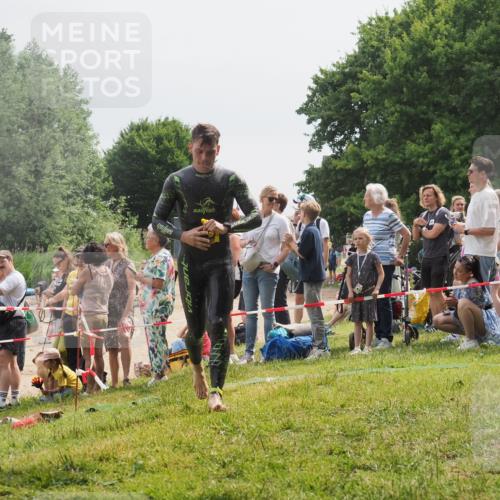 15.06.2025 - 27. Vierlanden-Triathlon KatJ http://msf.ph/oto/8026381 15.06.2025 10:59:49 Schwimmen 641, 727 meine-sportfotos.de