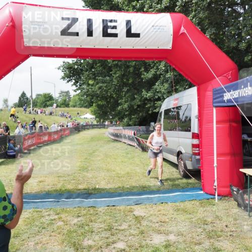 21.06.2025 - 27. Vierlanden-Triathlon MichiJ http://msf.ph/oto/8026386 15.06.2026 11:59:07 Ziel 574 meine-sportfotos.de