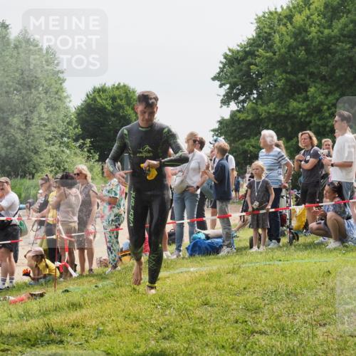 15.06.2025 - 27. Vierlanden-Triathlon KatJ http://msf.ph/oto/8026388 15.06.2025 10:59:49 Schwimmen 641, 727 meine-sportfotos.de