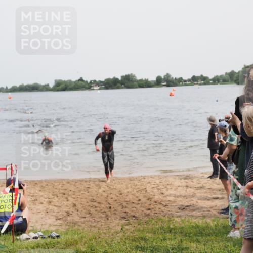 21.06.2025 - 27. Vierlanden-Triathlon MichiJ http://msf.ph/oto/8026391 15.06.2026 10:57:19 Schwimmen 692, 697 meine-sportfotos.de