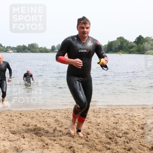 15.06.2025 - 27. Vierlanden-Triathlon Lena Gebhardt http://msf.ph/oto/8026392 15.06.2025 10:58:26 Schwimmen 643, 710, 732, 741, 769 meine-sportfotos.de