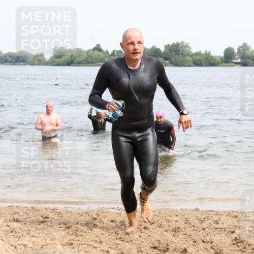 15.06.2025 - 27. Vierlanden-Triathlon Lena Gebhardt http://msf.ph/oto/8026402 15.06.2025 10:58:27 Schwimmen 636, 643, 710, 732, 741 meine-sportfotos.de