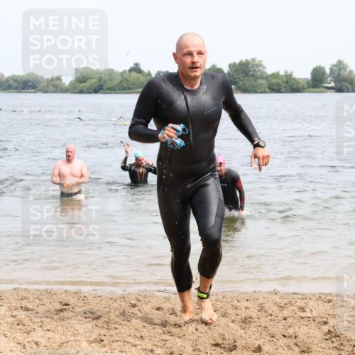 15.06.2025 - 27. Vierlanden-Triathlon Lena Gebhardt http://msf.ph/oto/8026406 15.06.2025 10:58:27 Schwimmen 636, 643, 710, 732, 741 meine-sportfotos.de