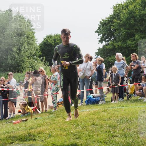 15.06.2025 - 27. Vierlanden-Triathlon KatJ http://msf.ph/oto/8026408 15.06.2025 10:59:49 Schwimmen 641, 727 meine-sportfotos.de