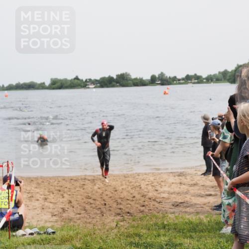 21.06.2025 - 27. Vierlanden-Triathlon MichiJ http://msf.ph/oto/8026409 15.06.2026 10:57:19 Schwimmen 692, 697 meine-sportfotos.de