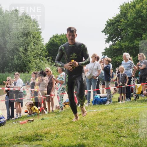 15.06.2025 - 27. Vierlanden-Triathlon KatJ http://msf.ph/oto/8026418 15.06.2025 10:59:50 Schwimmen 641, 727 meine-sportfotos.de