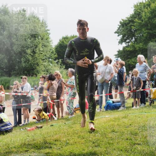 15.06.2025 - 27. Vierlanden-Triathlon KatJ http://msf.ph/oto/8026425 15.06.2025 10:59:50 Schwimmen 641, 727 meine-sportfotos.de