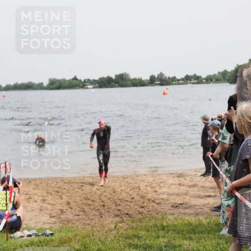 21.06.2025 - 27. Vierlanden-Triathlon MichiJ http://msf.ph/oto/8026428 15.06.2026 10:57:19 Schwimmen 692, 697 meine-sportfotos.de