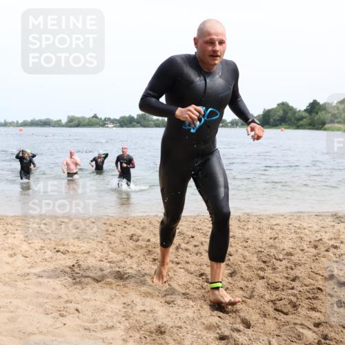 15.06.2025 - 27. Vierlanden-Triathlon Lena Gebhardt http://msf.ph/oto/8026431 15.06.2025 10:58:29 Schwimmen 636, 643, 667, 710, 732, 741, 747 meine-sportfotos.de