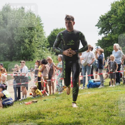 15.06.2025 - 27. Vierlanden-Triathlon KatJ http://msf.ph/oto/8026433 15.06.2025 10:59:50 Schwimmen 641, 727 meine-sportfotos.de