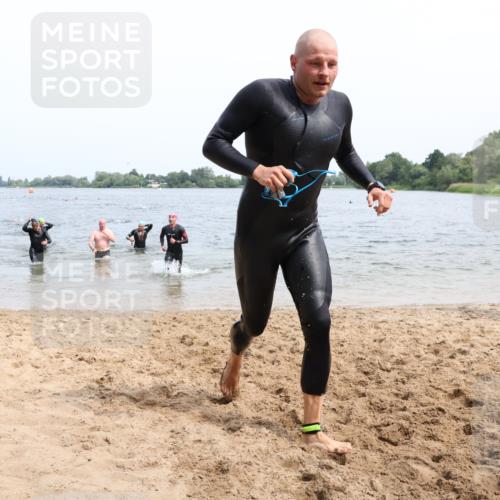 15.06.2025 - 27. Vierlanden-Triathlon Lena Gebhardt http://msf.ph/oto/8026437 15.06.2025 10:58:29 Schwimmen 636, 643, 667, 710, 732, 741, 747 meine-sportfotos.de
