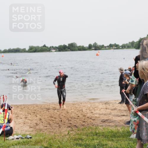 21.06.2025 - 27. Vierlanden-Triathlon MichiJ http://msf.ph/oto/8026440 15.06.2026 10:57:20 Schwimmen 692, 697 meine-sportfotos.de