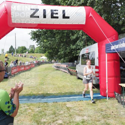 21.06.2025 - 27. Vierlanden-Triathlon MichiJ http://msf.ph/oto/8026445 15.06.2026 11:59:08 Ziel 574 meine-sportfotos.de