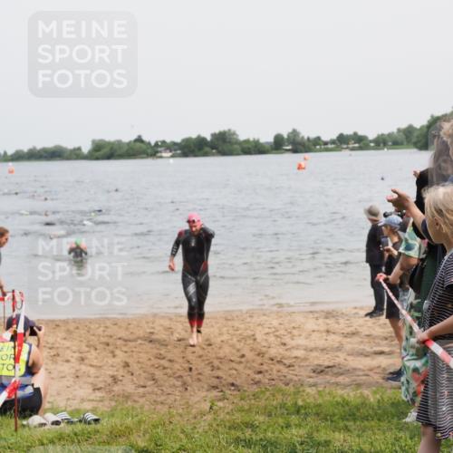 21.06.2025 - 27. Vierlanden-Triathlon MichiJ http://msf.ph/oto/8026467 15.06.2026 10:57:20 Schwimmen 692, 697 meine-sportfotos.de