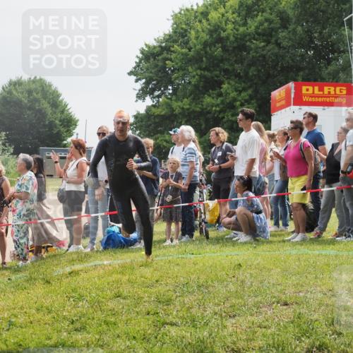 15.06.2025 - 27. Vierlanden-Triathlon KatJ http://msf.ph/oto/8026468 15.06.2025 11:00:08 Schwimmen 708 meine-sportfotos.de