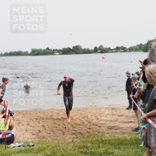 21.06.2025 - 27. Vierlanden-Triathlon MichiJ http://msf.ph/oto/8026476 15.06.2026 10:57:20 Schwimmen 692, 697 meine-sportfotos.de