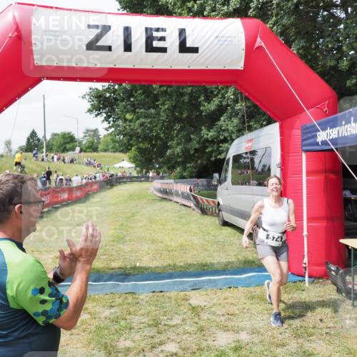 21.06.2025 - 27. Vierlanden-Triathlon MichiJ http://msf.ph/oto/8026489 15.06.2026 11:59:08 Ziel 574 meine-sportfotos.de