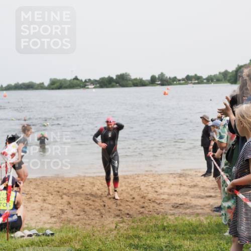 21.06.2025 - 27. Vierlanden-Triathlon MichiJ http://msf.ph/oto/8026497 15.06.2026 10:57:20 Schwimmen 692, 697 meine-sportfotos.de