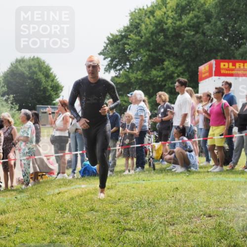 15.06.2025 - 27. Vierlanden-Triathlon KatJ http://msf.ph/oto/8026499 15.06.2025 11:00:09 Schwimmen 708 meine-sportfotos.de