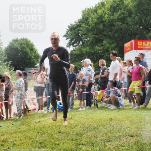 15.06.2025 - 27. Vierlanden-Triathlon KatJ http://msf.ph/oto/8026509 15.06.2025 11:00:09 Schwimmen 708 meine-sportfotos.de