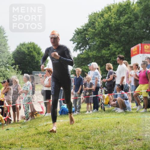 15.06.2025 - 27. Vierlanden-Triathlon KatJ http://msf.ph/oto/8026519 15.06.2025 11:00:09 Schwimmen 708 meine-sportfotos.de