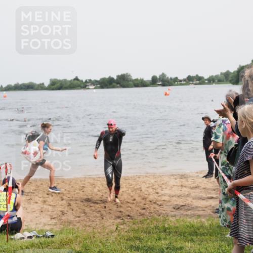 21.06.2025 - 27. Vierlanden-Triathlon MichiJ http://msf.ph/oto/8026520 15.06.2026 10:57:21 Schwimmen 692, 697 meine-sportfotos.de