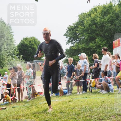 15.06.2025 - 27. Vierlanden-Triathlon KatJ http://msf.ph/oto/8026526 15.06.2025 11:00:09 Schwimmen 708 meine-sportfotos.de